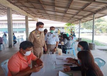 รองพ่อเมืองสุพรรณบุรีลงพื้นที่บริการลงทะเบียนเราชนะ