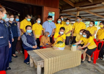 ผู้ว่าฯสุพรรณบุรีเยี่ยมบ้านผู้สูงอายุเกิน 100 ปี