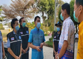 นักเรียนโรงเรียนบรรหาร-แจ่มใสวิทยา 2 เป็นปลื้ม ผู้ว่าฯสุพรรณบุรี ร่วมสวดมนต์ร้องเพลงชาติหน้าเสาธง