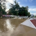 'อ่างทอง'เจ้าพระยาล้นตลิ่งกัดเซาะถนนทรุด-ท่วมบ้านเรือน-ปชช-จนท.เร่งสร้างคันกั้นน้ำ